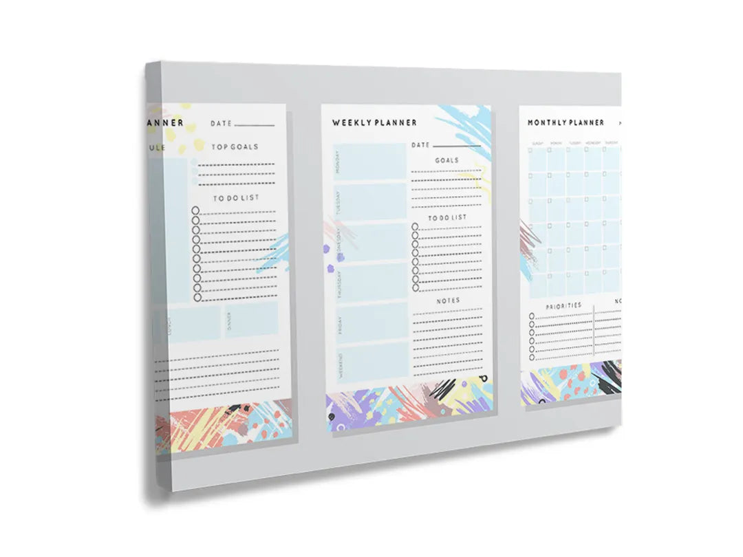 Metalen bord met kleurrijke ontwerpen voor memo's en planning.