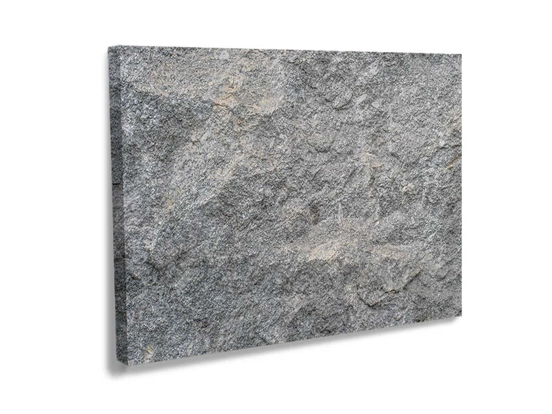 Metalen bord met ruwe grijze structuur als magneetbord en decoratie.