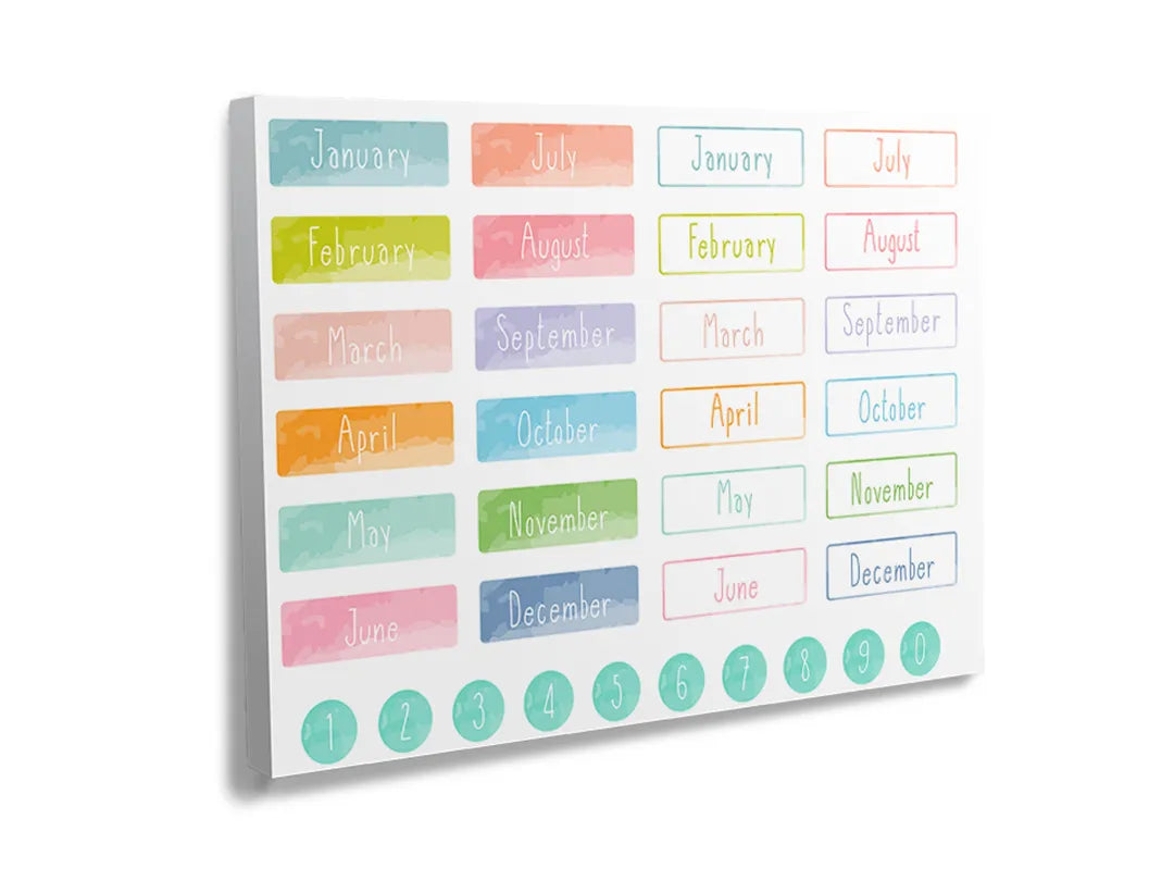 Metalen magneetbord met kleurrijke maanden en cijfers voor memo's