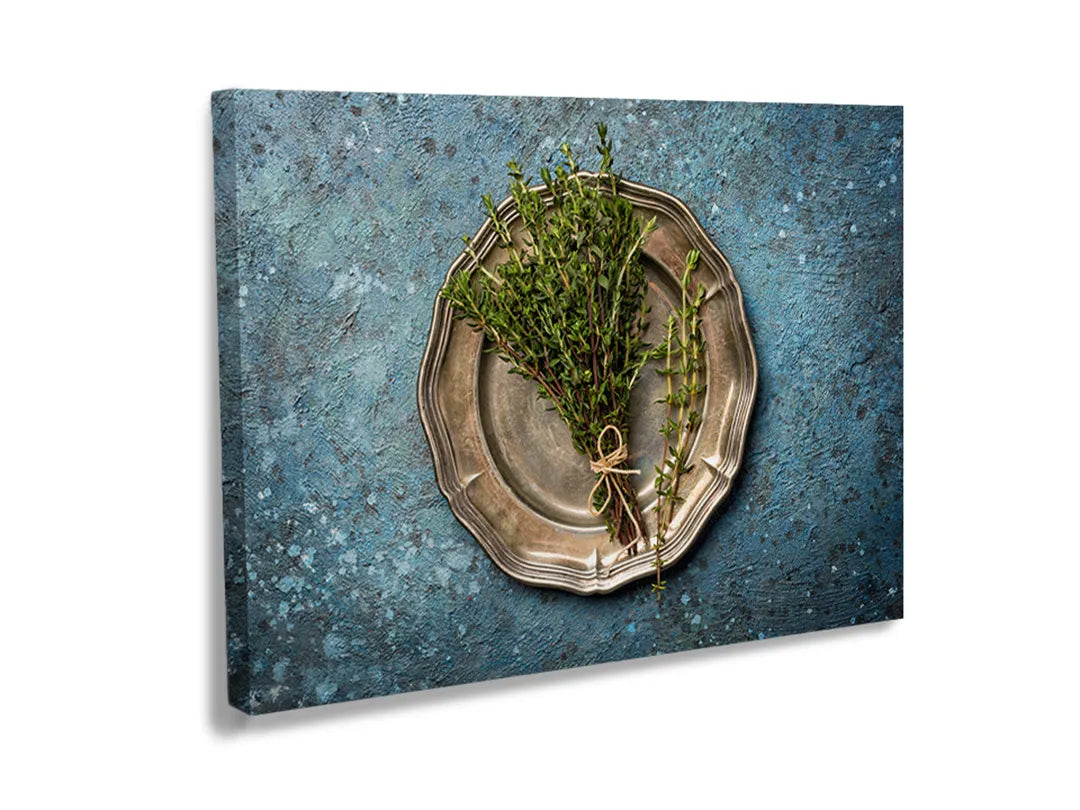 Metalen magneetbord met kruiden op een zilveren schaal, ideaal voor decoratie en gebruik.