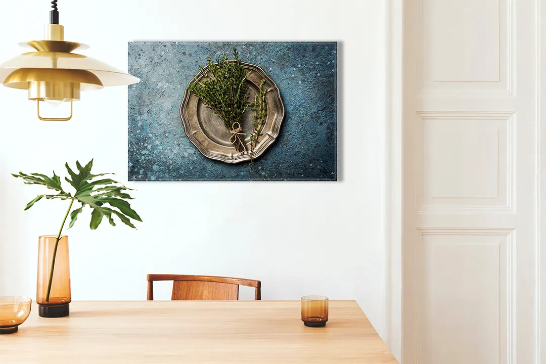 Metalen magneetbord met kruiden op een zilveren schaal – droog uitwisbaar & magnetisch