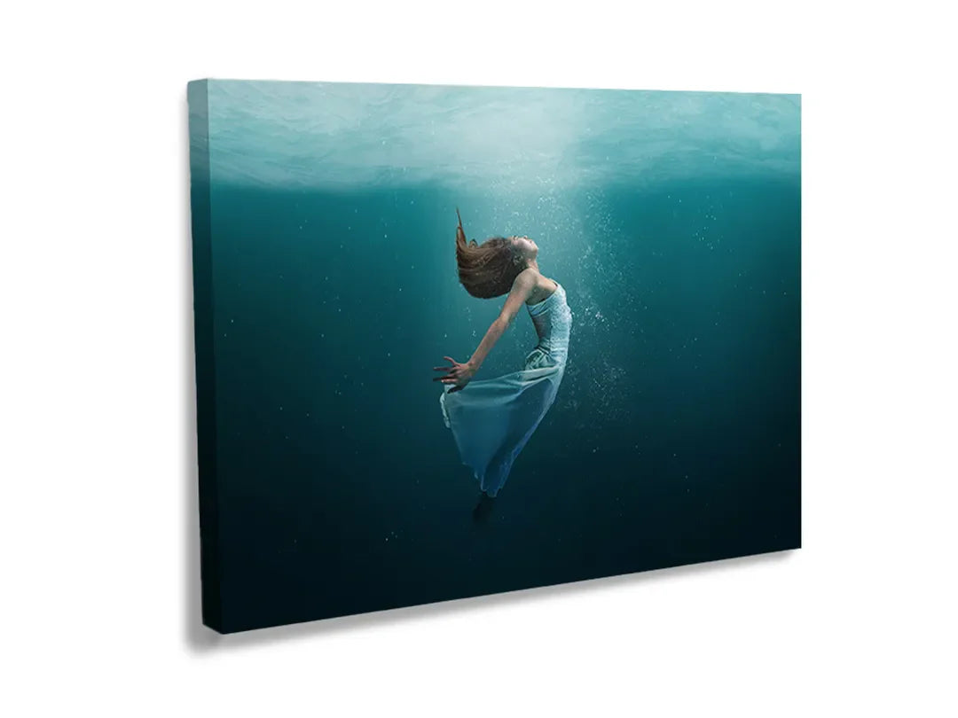 Metalen bord met een vrouw die onder water zweeft, als magneetbord