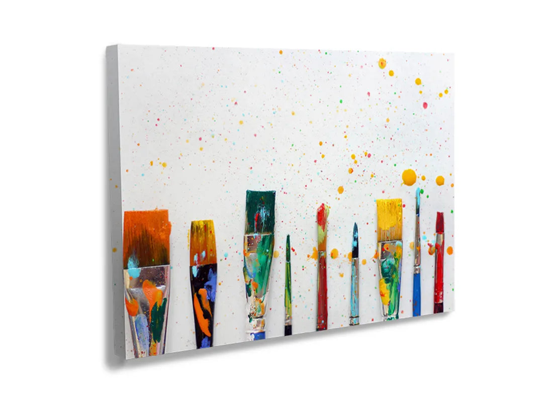 Metalen bord met schilderkwasten en kleurspatten als magneetbord