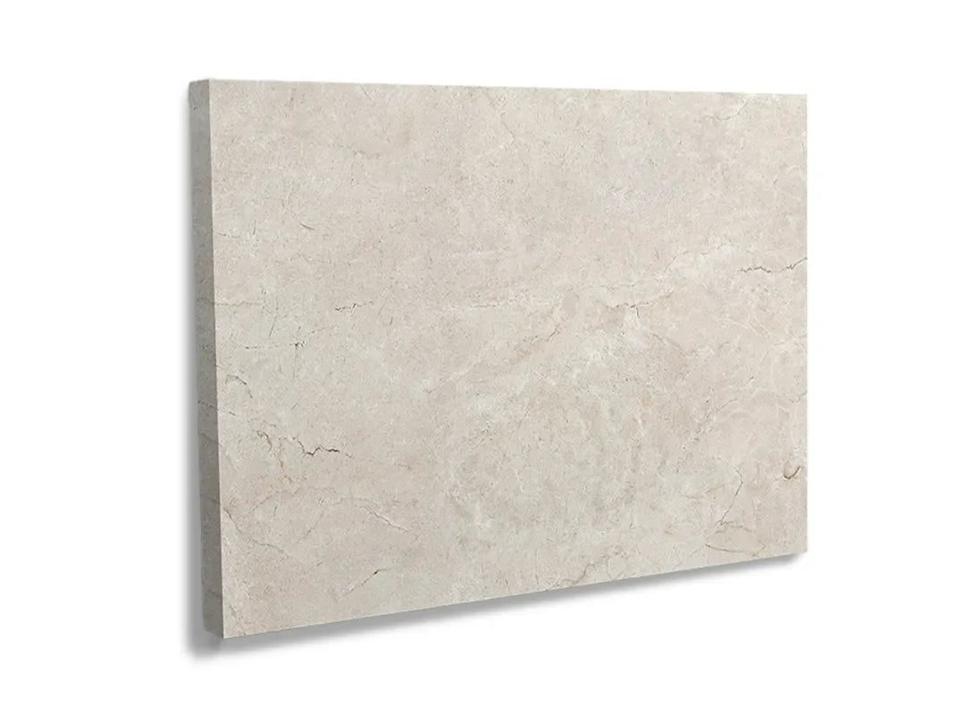 Metalen magneetbord met marmerlook, perfect als decoratie en functie.