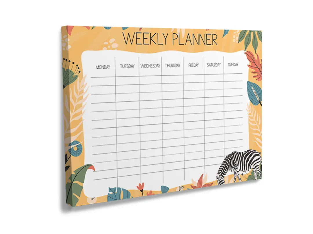 Dit metalen bord is een wekelijkse planner met een jungle ontwerp.