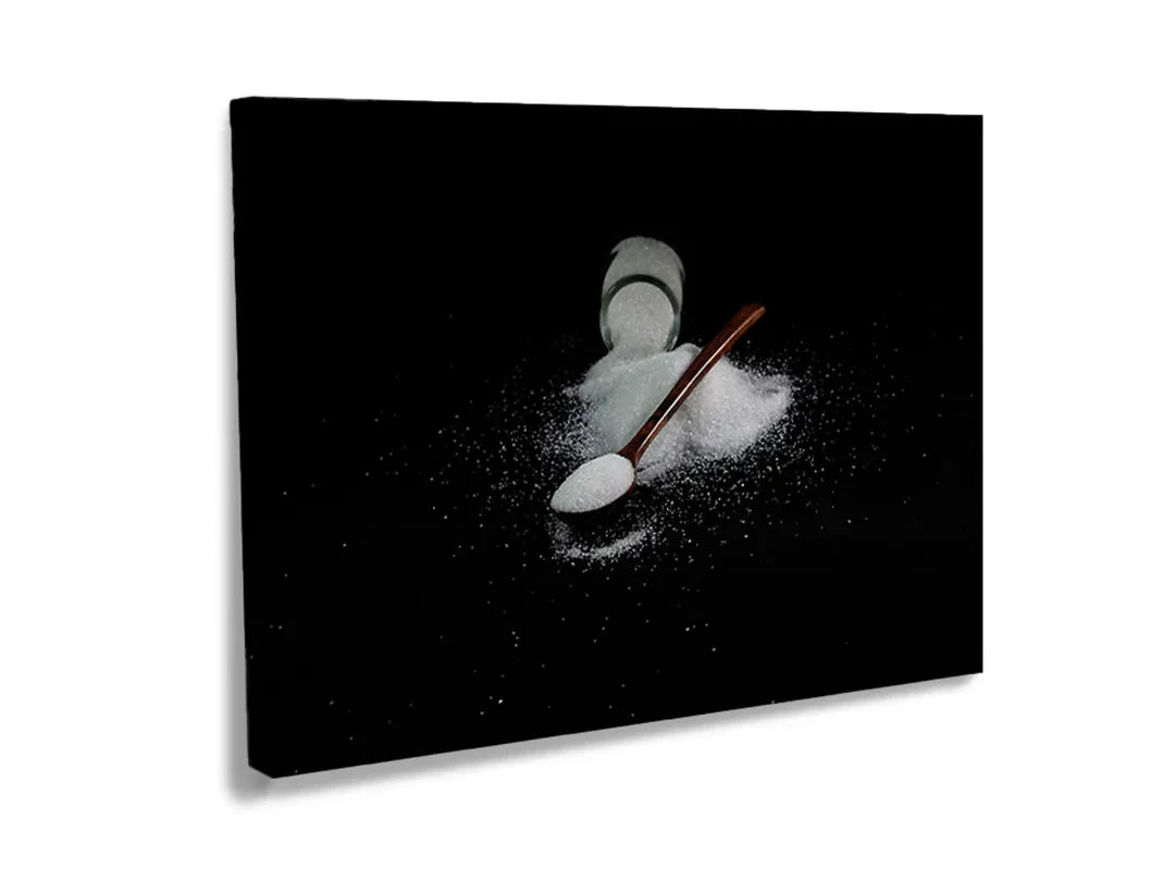 Metalen magneetbord met suiker en lepel op een zwarte achtergrond.