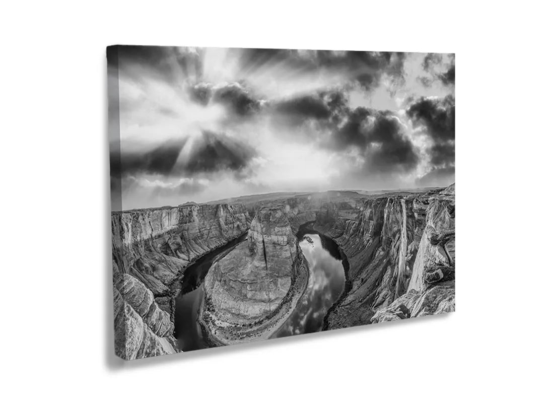 Metalen bord met zwart-wit afbeelding van een schilderachtig landschap