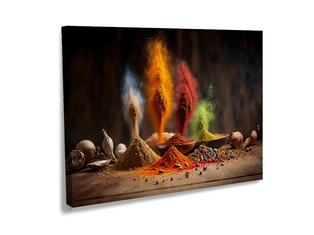 Kleurrijk metalen bord met specerijen in een artistieke opstelling.