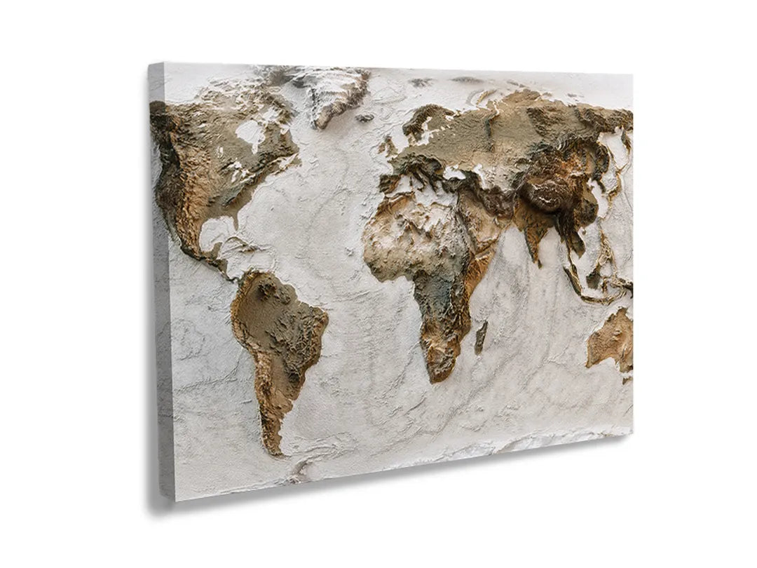 Metalen magneetbord in de vorm van een wereldkaart, ideaal als decoratief en functioneel wandpaneel.