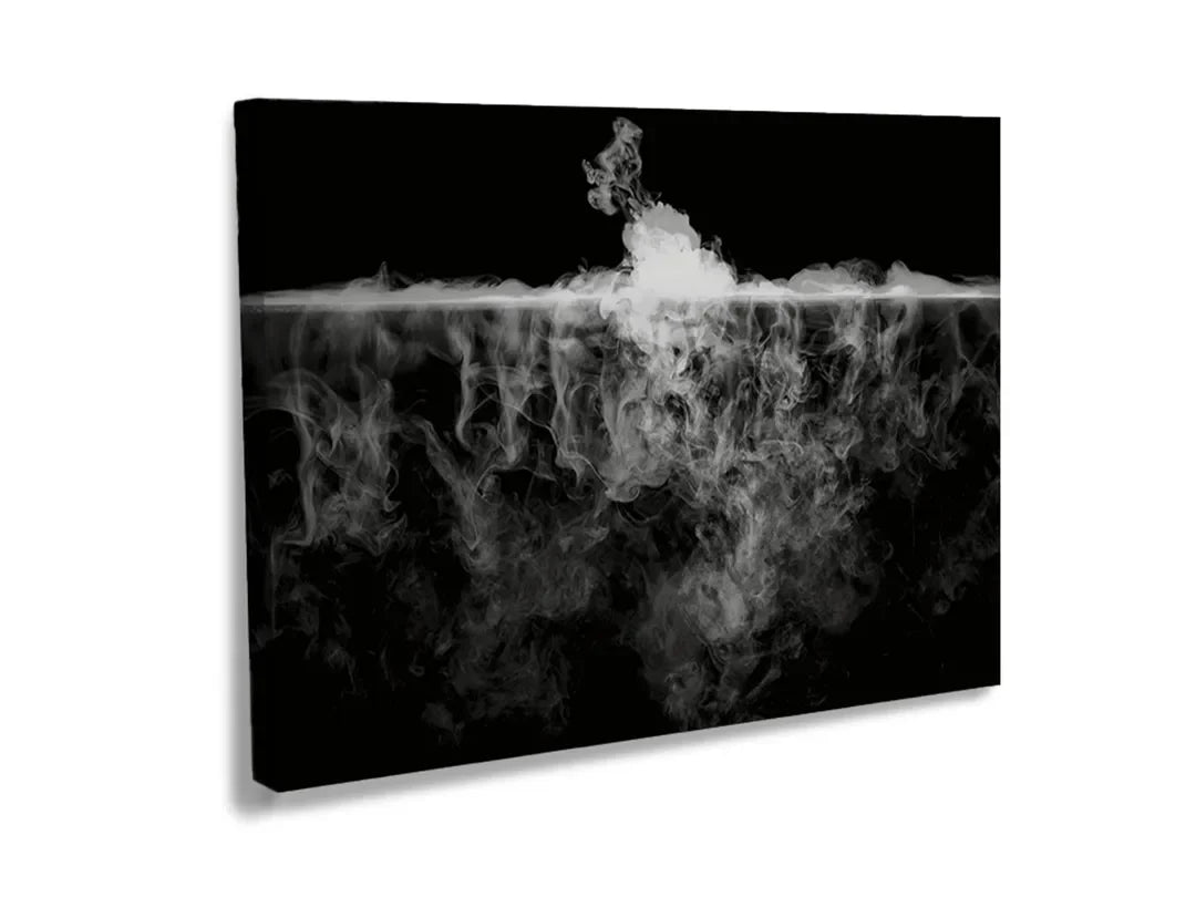 Metalen bord met abstracte rook op een zwarte achtergrond, ideaal als magneetbord.