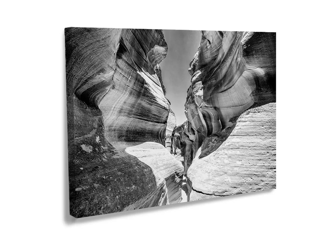 Metalen magneetbord met abstracte canyon afbeelding in zwart-wit.