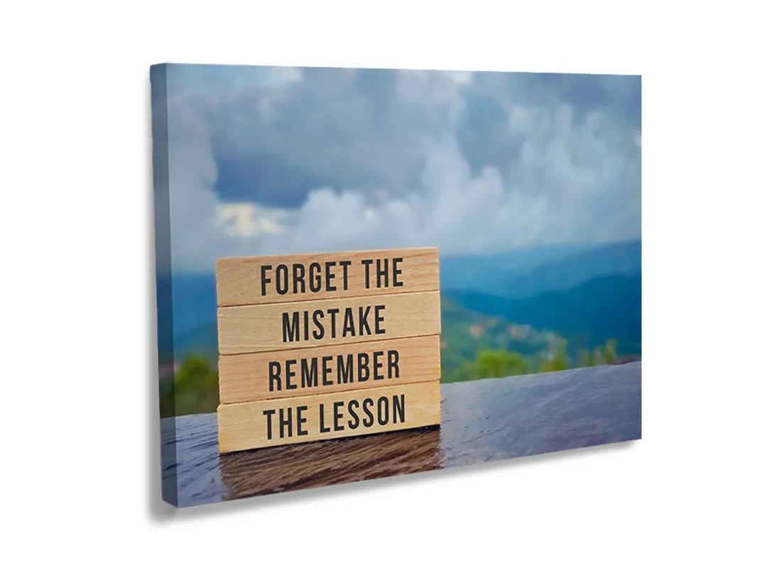 Metalen bord met inspirerende tekst voor decoratie en organisatie.