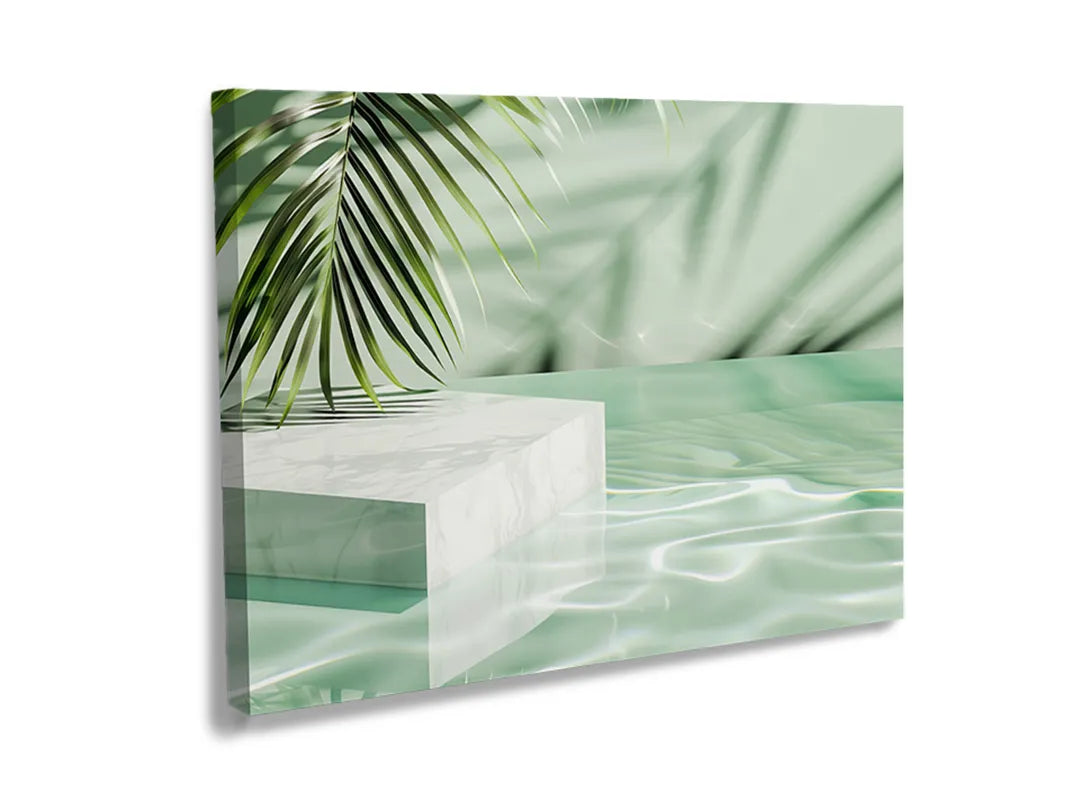 Metalen bord met groene palmbladeren en aquagroene achtergrond.