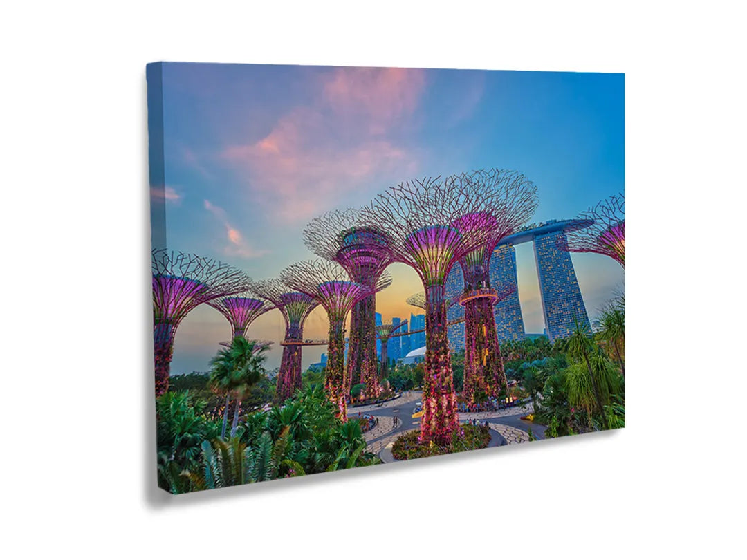 Metalen magneetbord van de Supertree Grove in Singapore, kleurrijk en decoratief.
