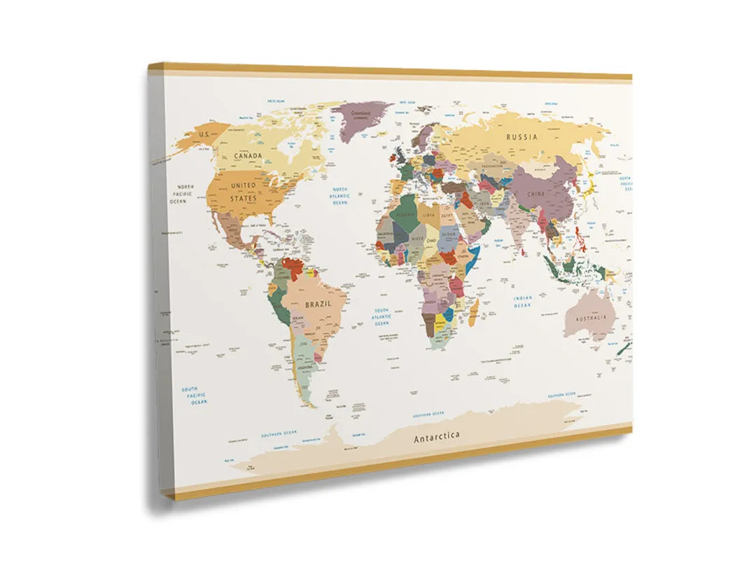Metalen bord met kleurrijke wereldkaart, ideaal als magneetbord.