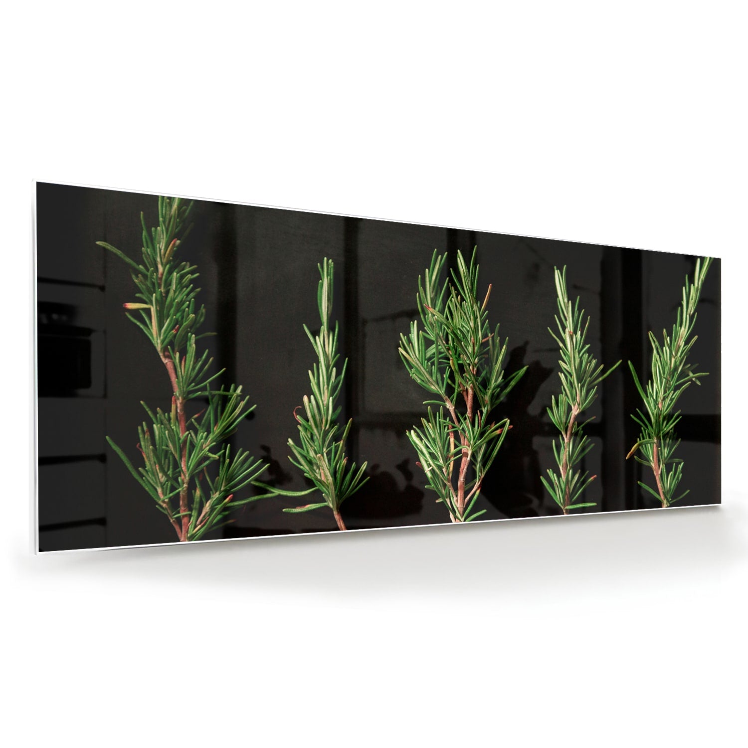 Glazen schilderij met illustraties van groene takken aan een wand.