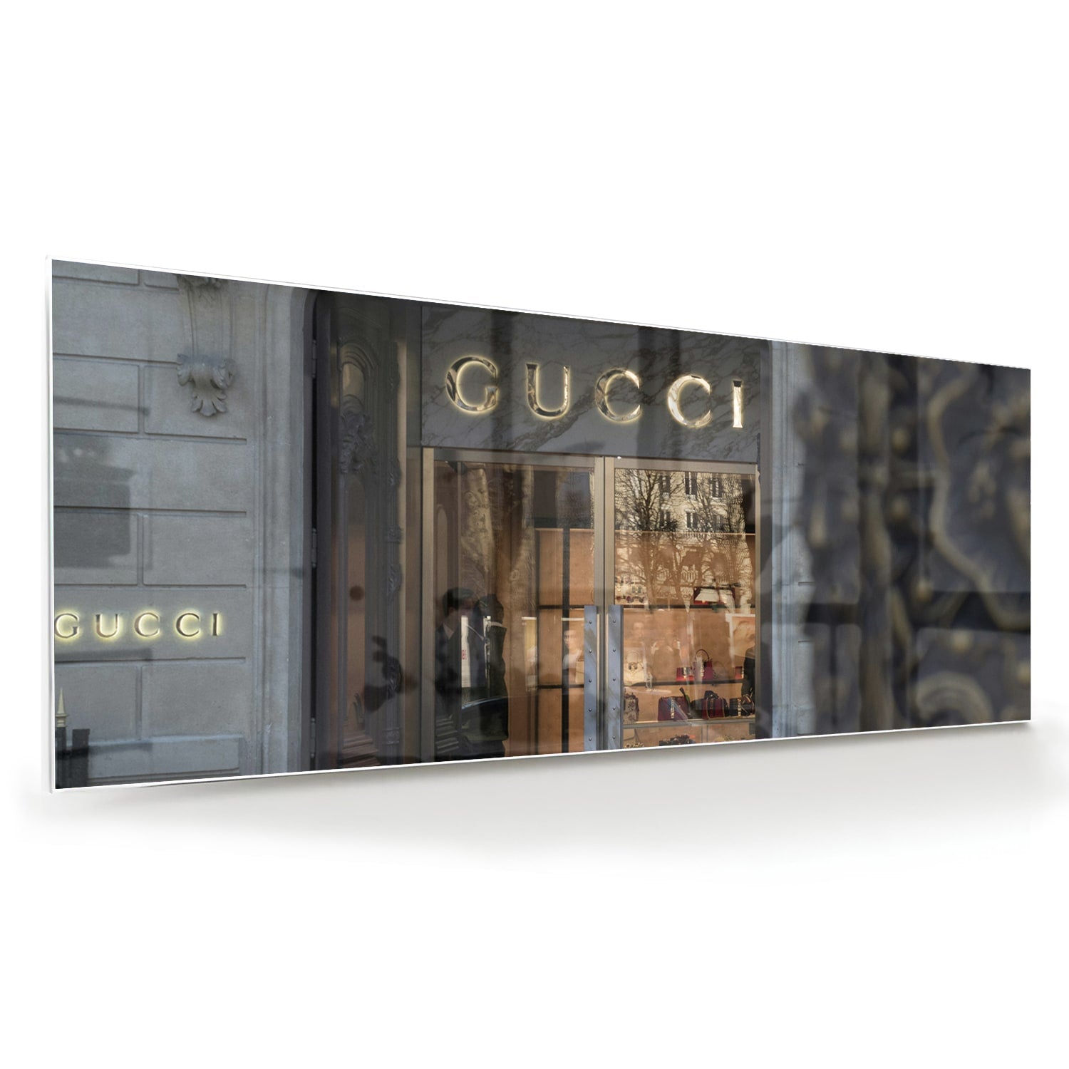 Elegant glazen schilderij van de Gucci etalage in een modern interieur.