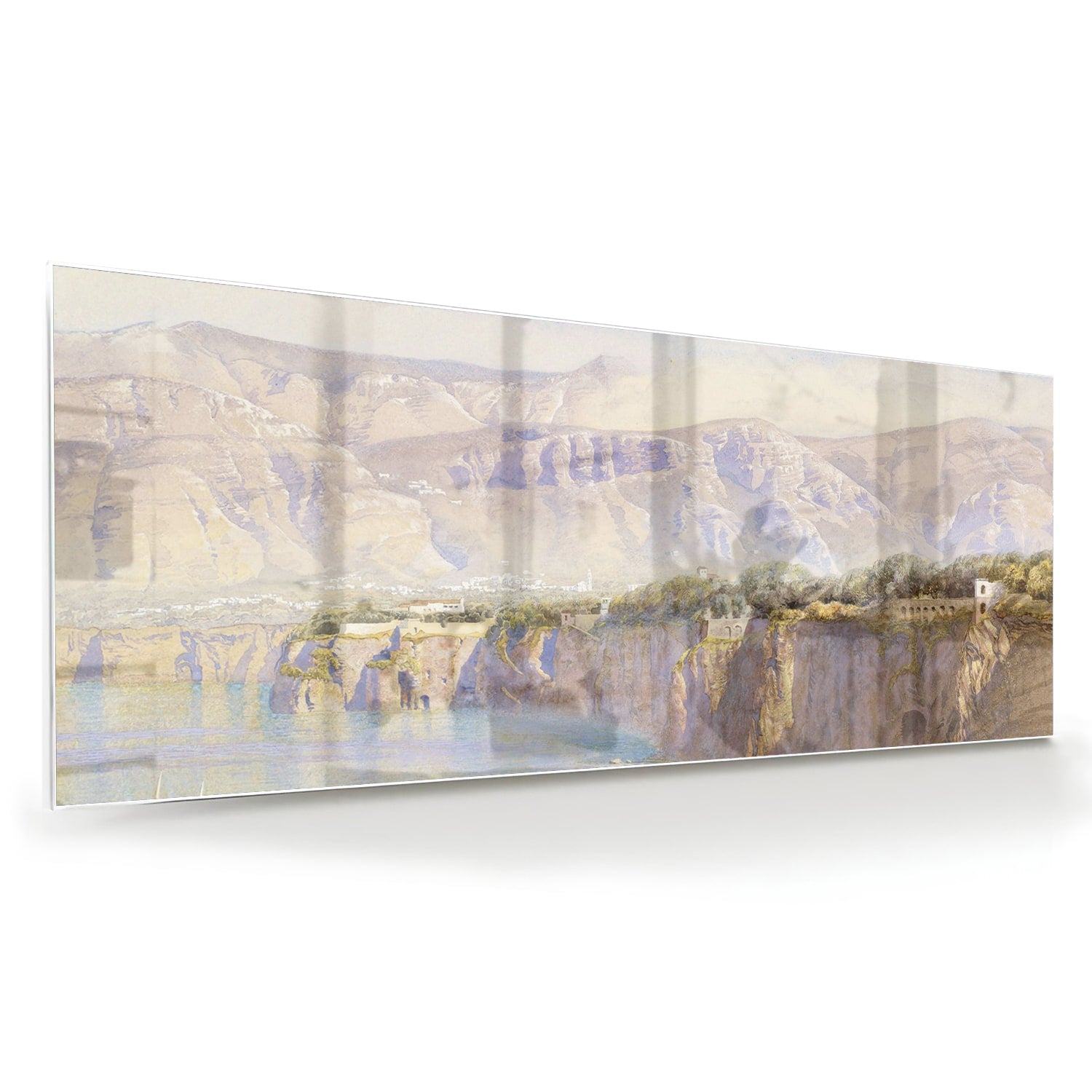 Glazen schilderij van een berglandschap met een rivier, hangend aan de muur.