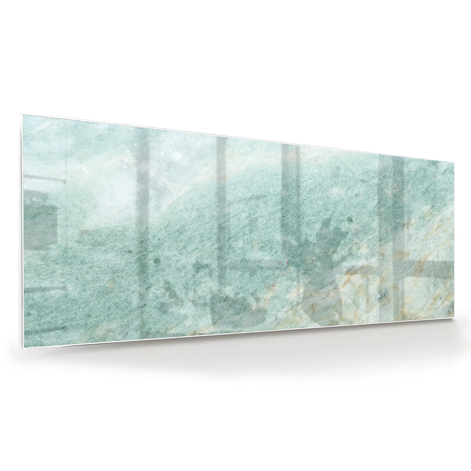 Abstract glazen schilderij in groentinten aan de muur in een moderne woonkamer.