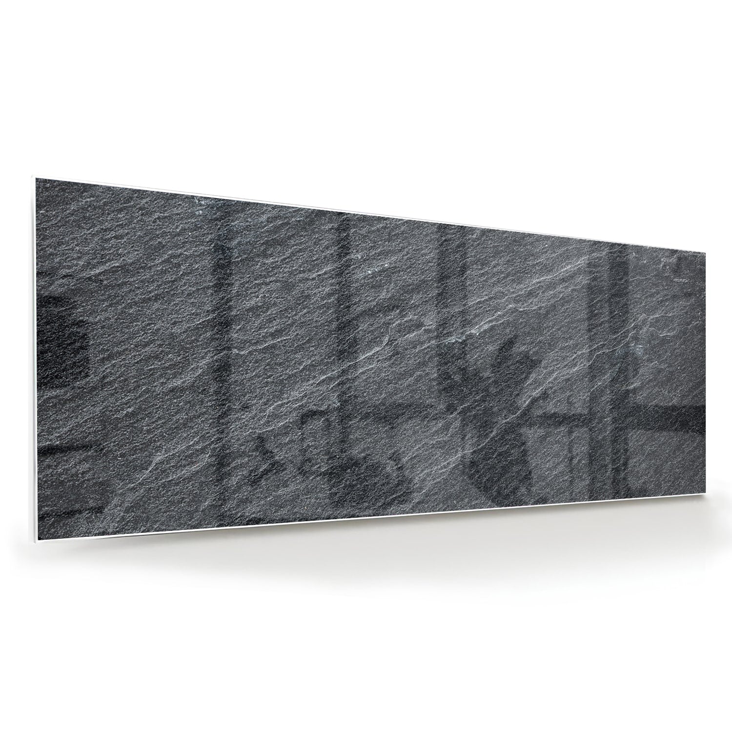 Abstract glazen schilderij in grijstinten aan de muur.