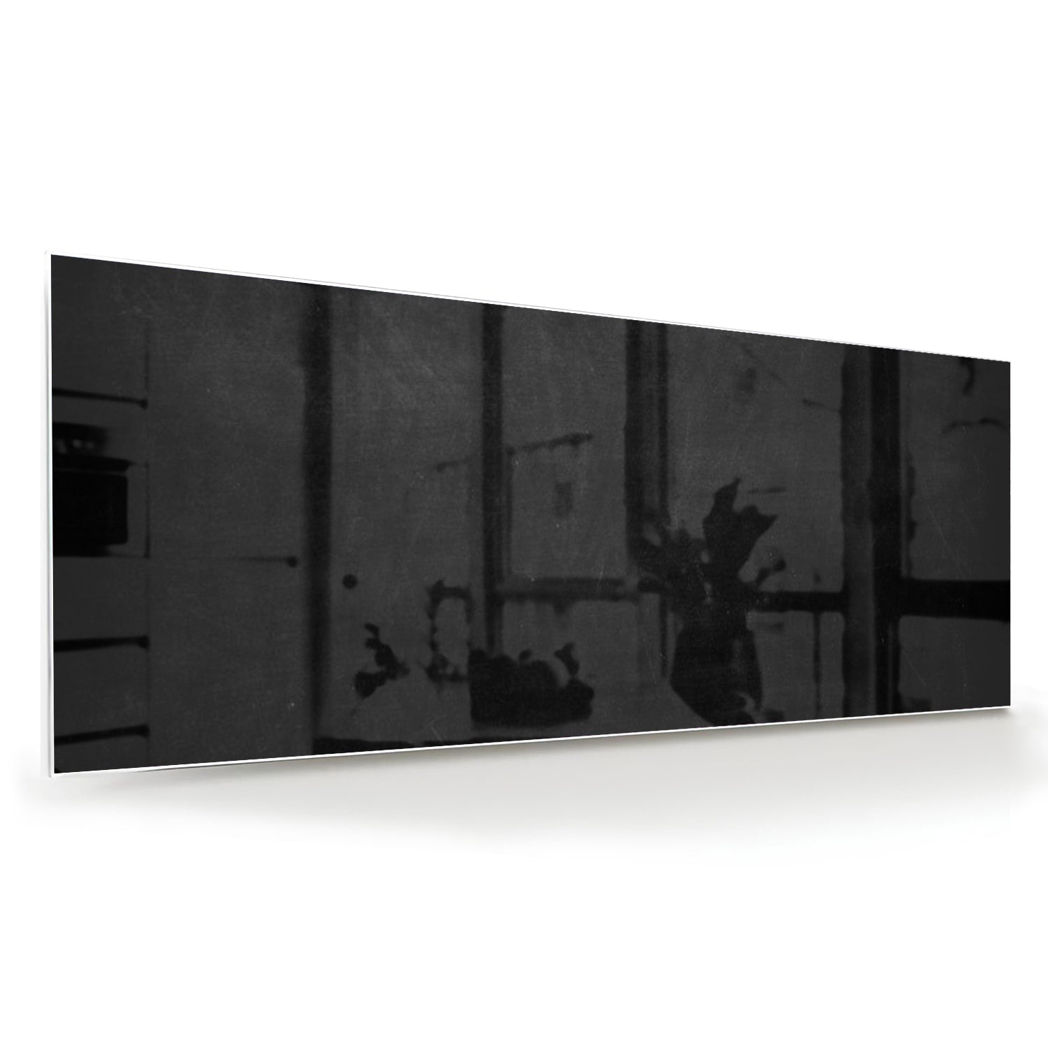 Zwart glazen schilderij dat elegant in een moderne woonkamer hangt.