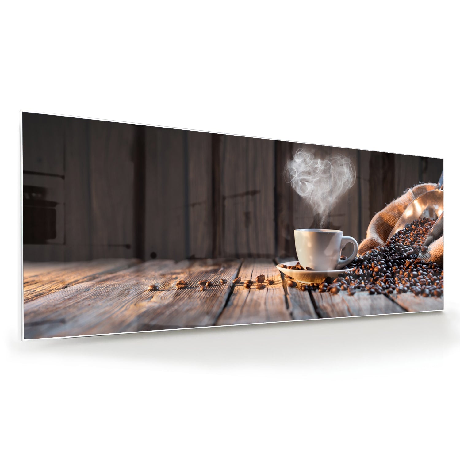 Glazen schilderij met een dampende kop koffie en koffiebonen op een houten tafel.