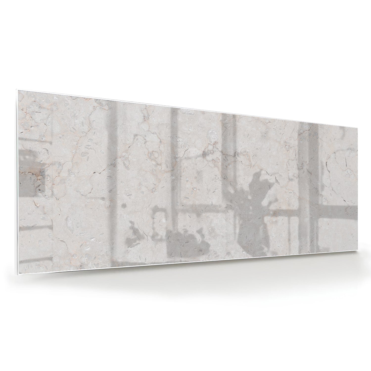 Abstract glazen schilderij met lichte marmerlook aan de muur in een modern interieur