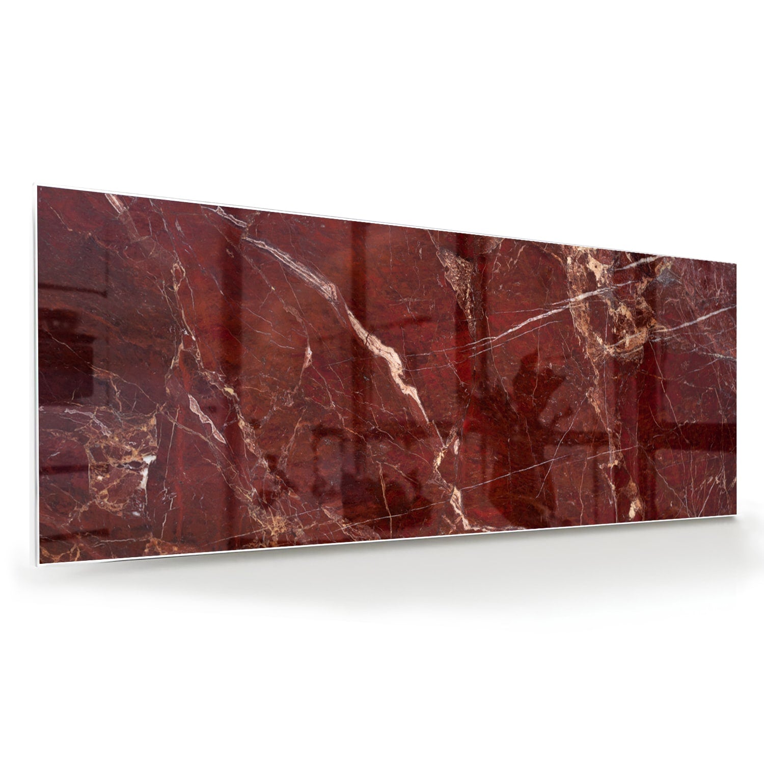 Rood glazen schilderij met marmerlook aan de muur boven een houten kast