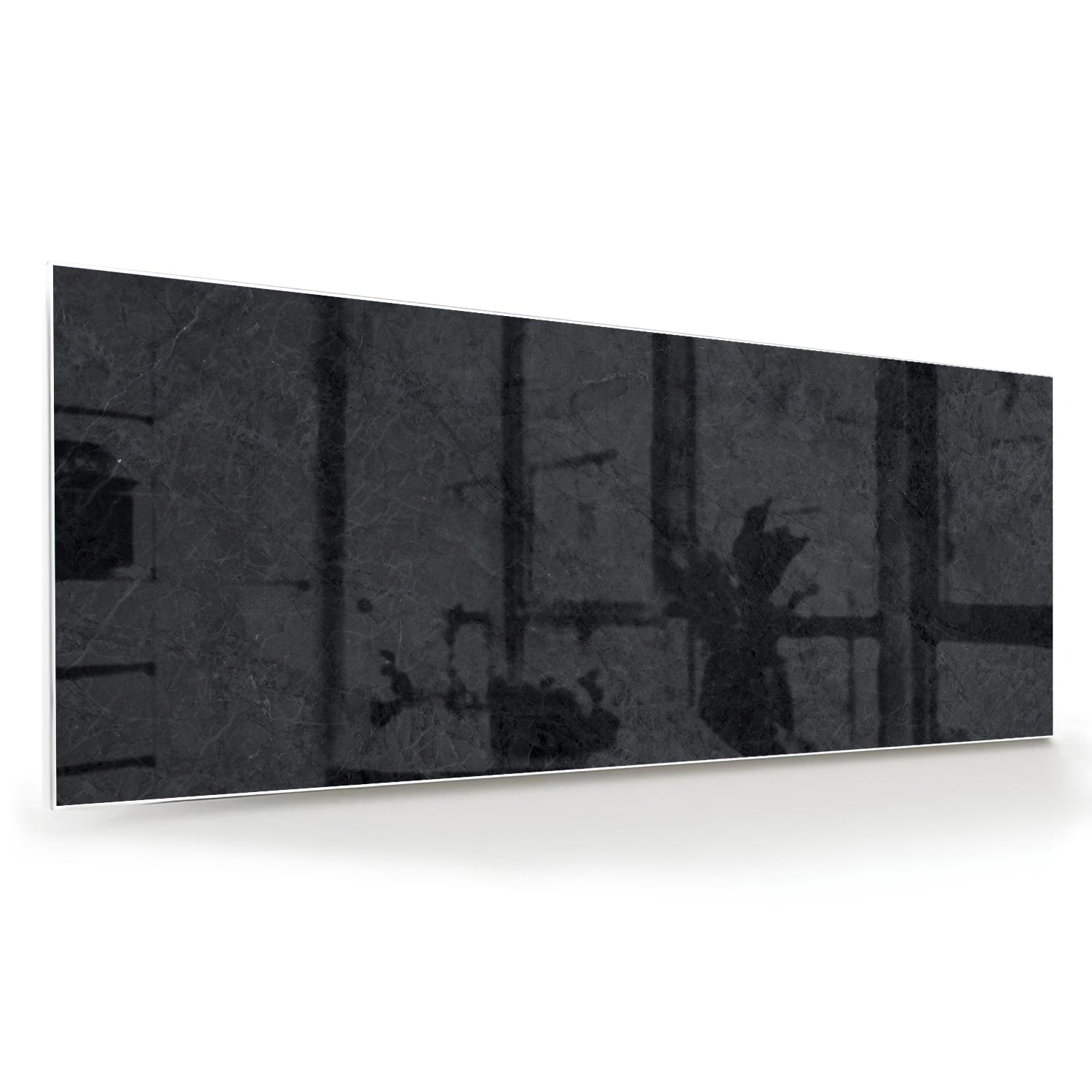 Minimalistisch glazen schilderij aan de muur in een moderne woonkamer.