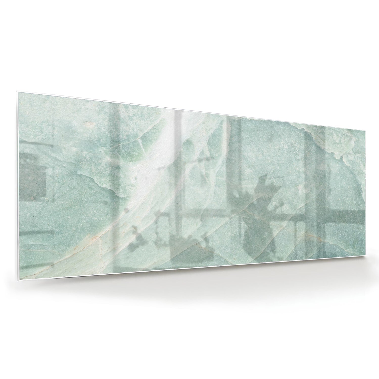 Abstract groen glazen schilderij aan de muur boven een houten meubel.