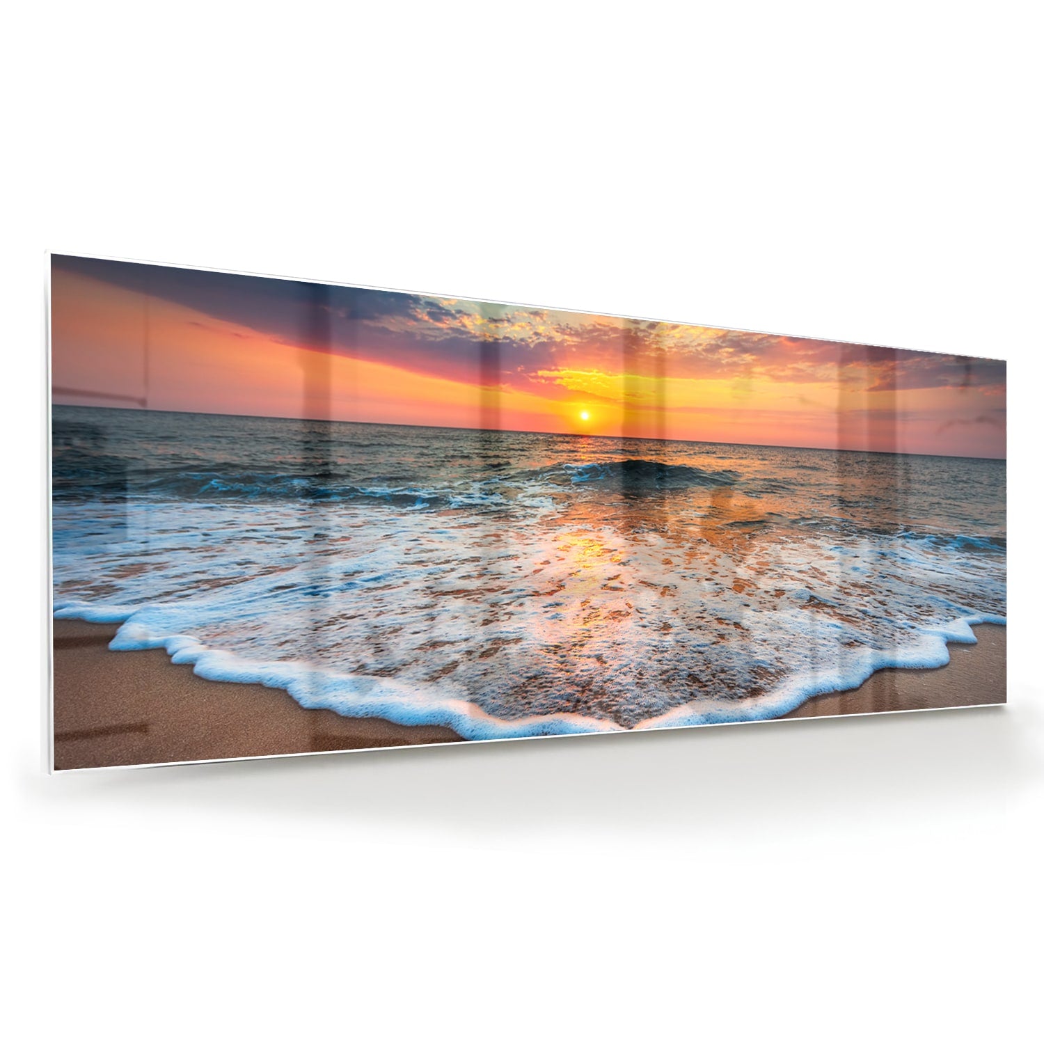 Glazen schilderij van een zonsondergang boven de zee met een warme kleurenpalet.