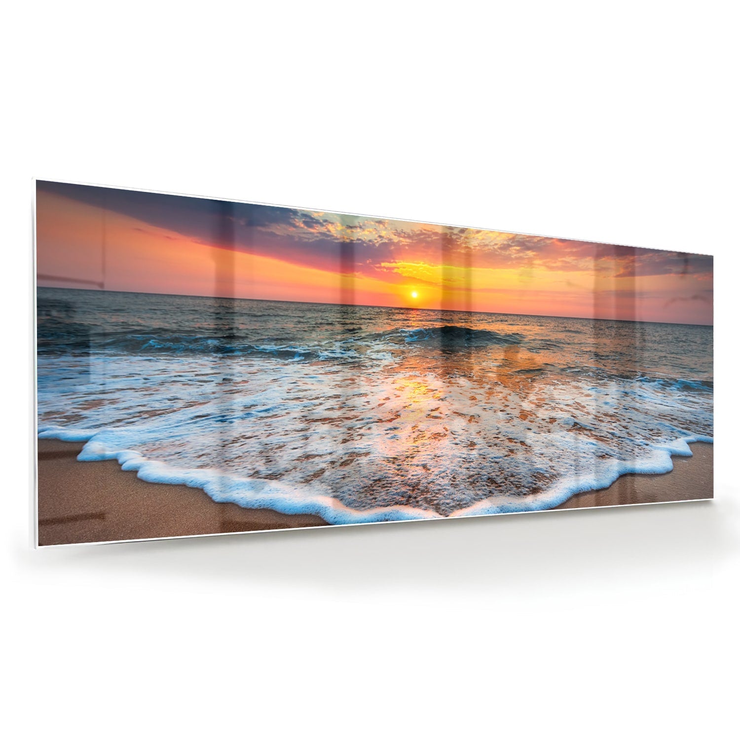 Glazen schilderij van een zonsondergang boven de zee met een warme kleurenpalet.