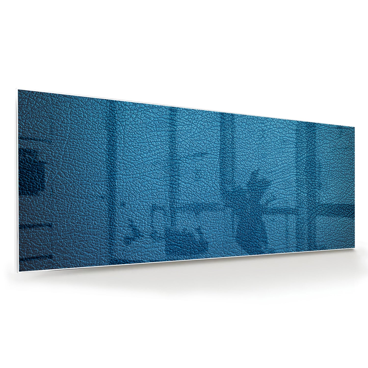 Blauw glazen schilderij met reflecties aan de muur in een moderne woonkamer.