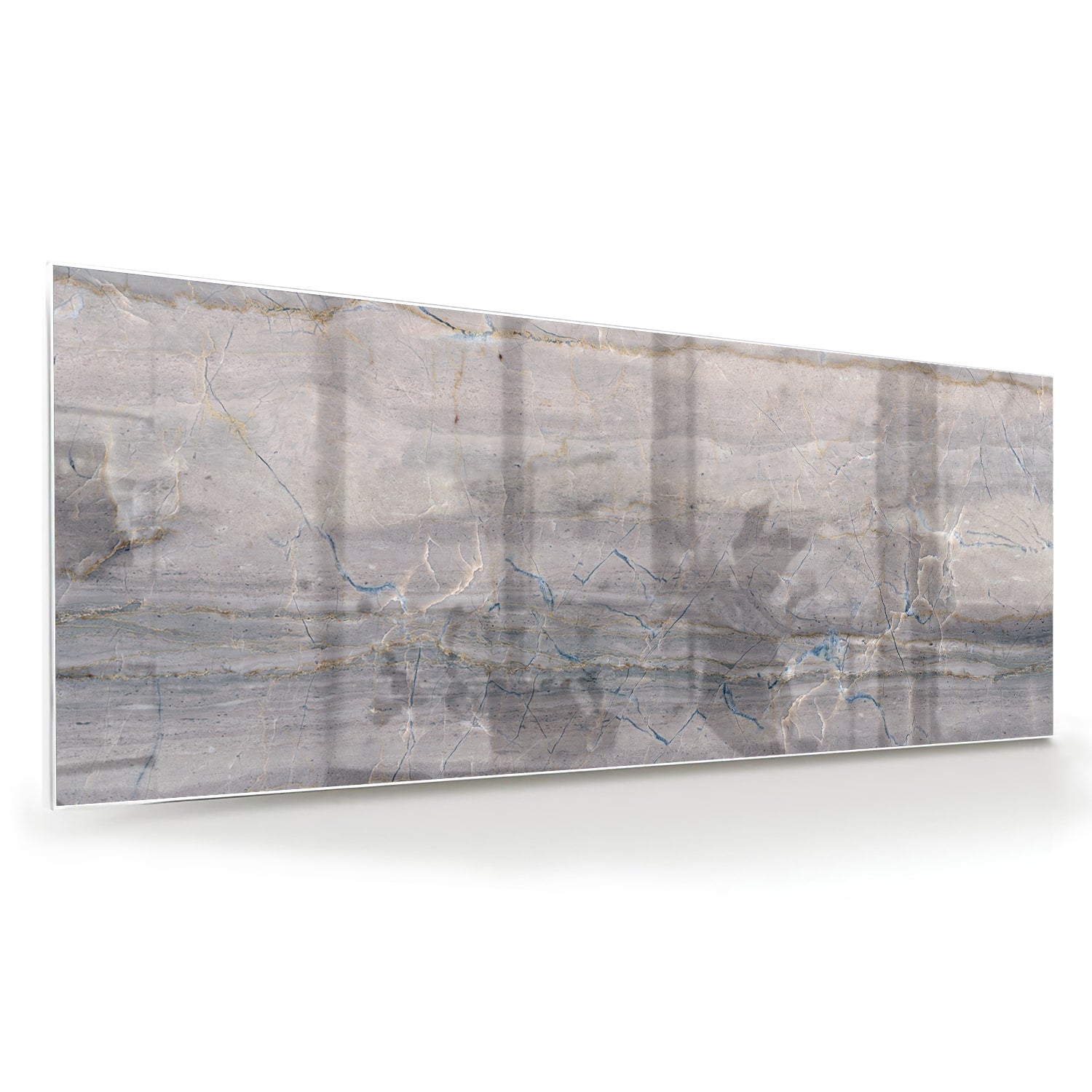 Glazen schilderij in aardetinten hangt aan de muur in een moderne woonkamer.