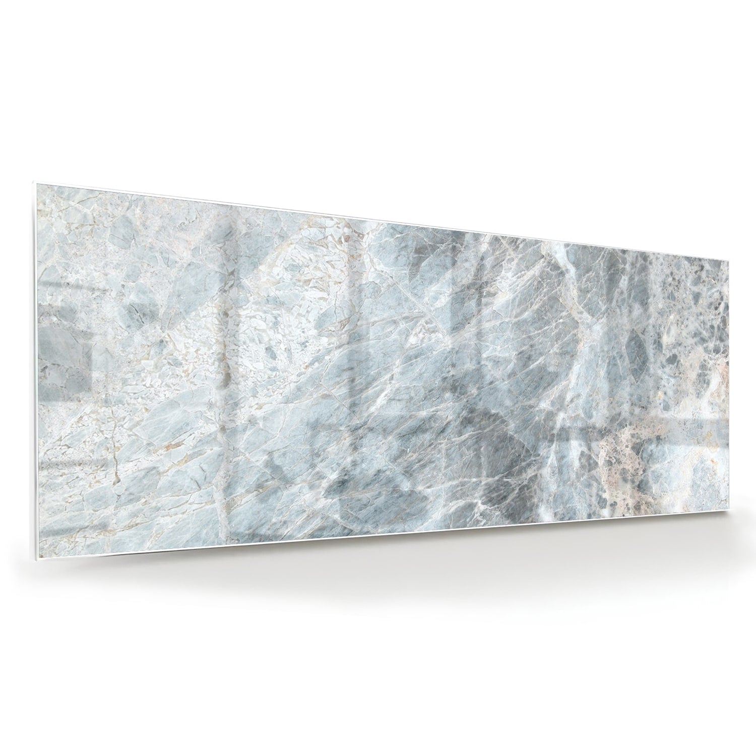 Uniek glazen schilderij met marmerlook in blauwtinten aan de muur