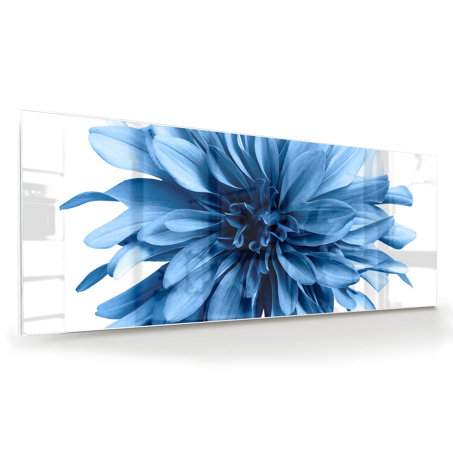 Glazen schilderij van een blauwe bloem in een moderne woonkamer