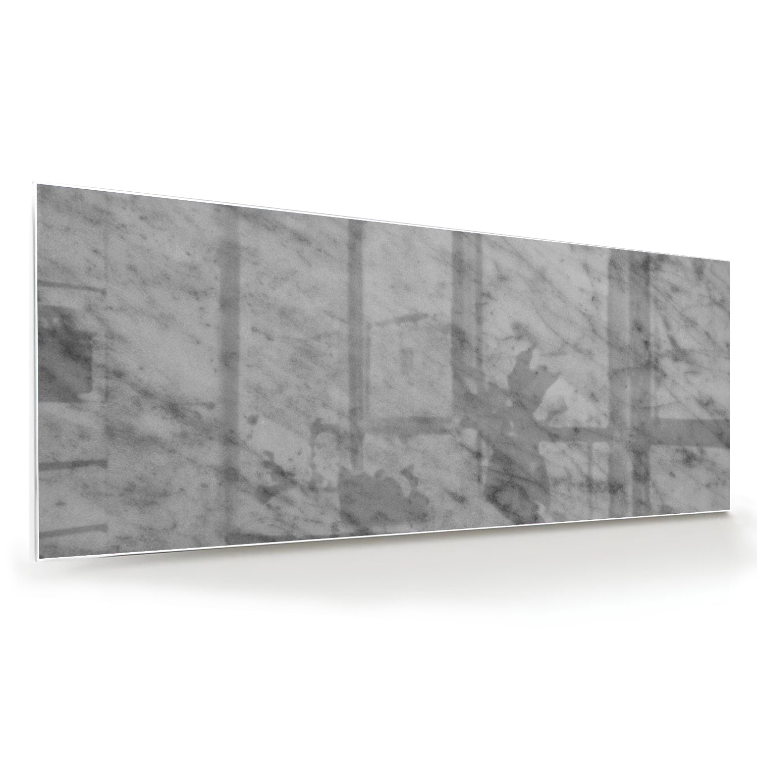 Glazen schilderij met marmerlook in een stijlvolle woonkamer met een houten meubel.