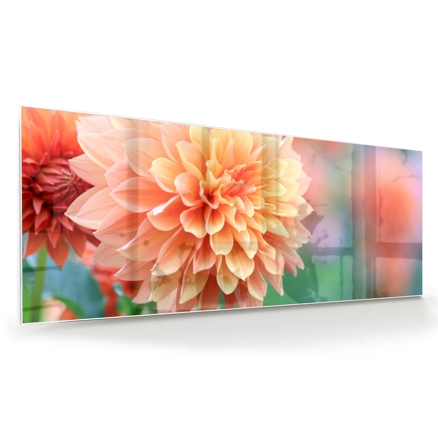 Glazen schilderij met een pastelroze dahlia in een modern interieur