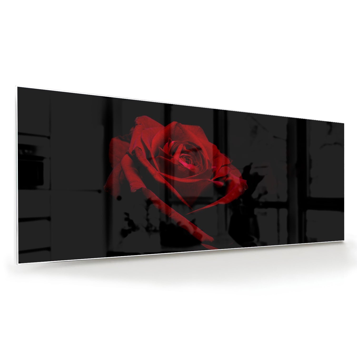 Glazen schilderij met rode roos op een zwarte achtergrond, elegant en modern.