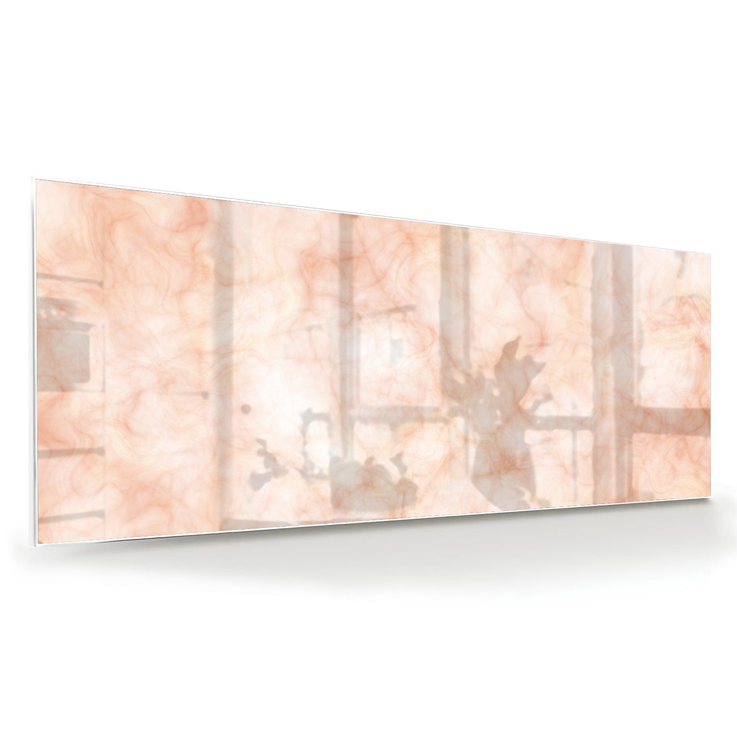 Lichtroze abstract glazen schilderij aan de muur boven een houten kast.