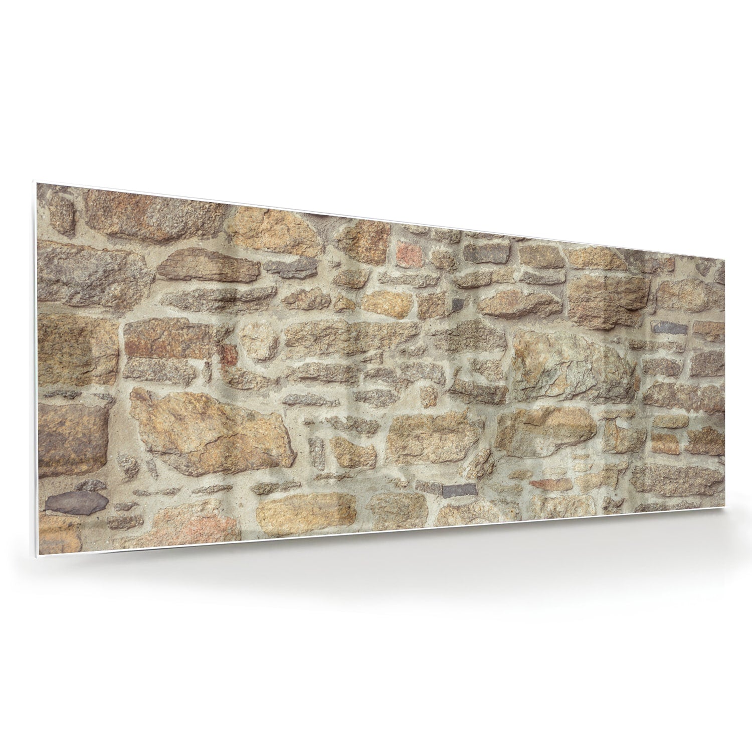 Glazen schilderij van een rustieke stenen muur in een lichte woonkamer.