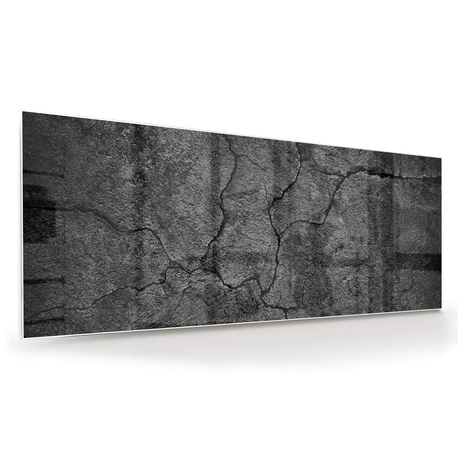Abstract glas schilderij met een gebarsten textuur aan de muur in een moderne woonkamer.
