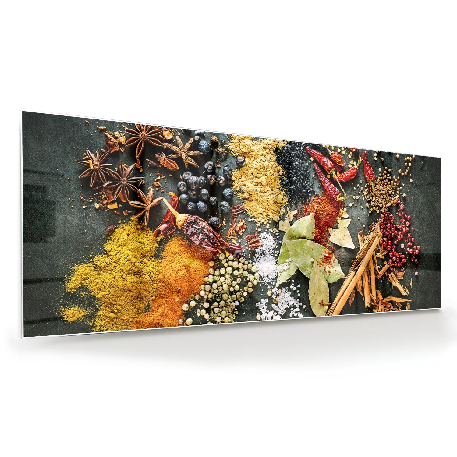 Glazen schilderij met een kleurrijke compositie van specerijen en bladeren in een moderne woonkamer.