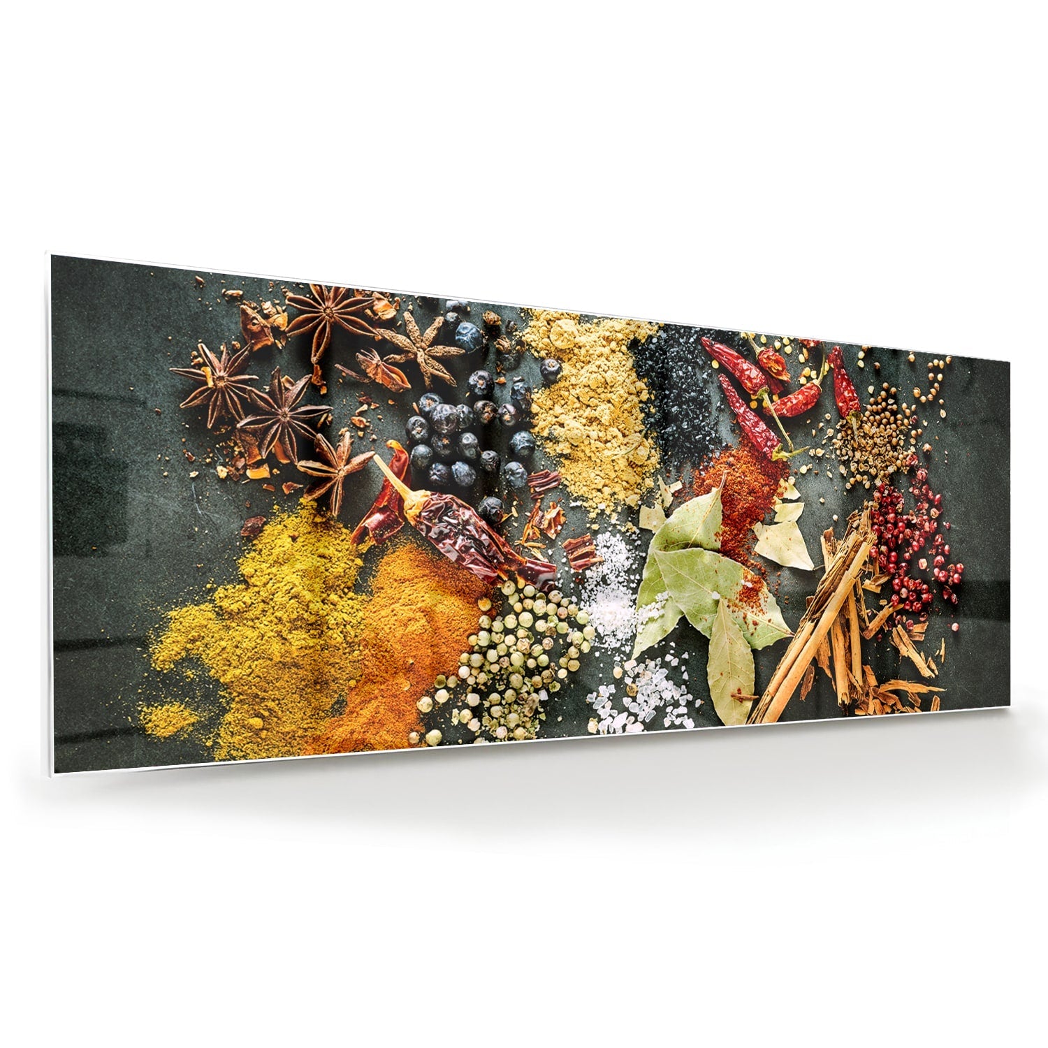 Glazen schilderij met een kleurrijke compositie van specerijen en bladeren in een moderne woonkamer.