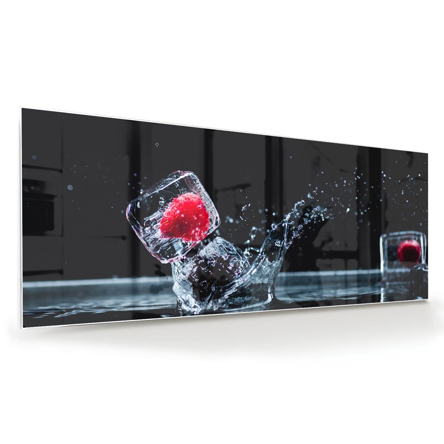 Glazen schilderij van een aardbei die in een glas valt met water splash