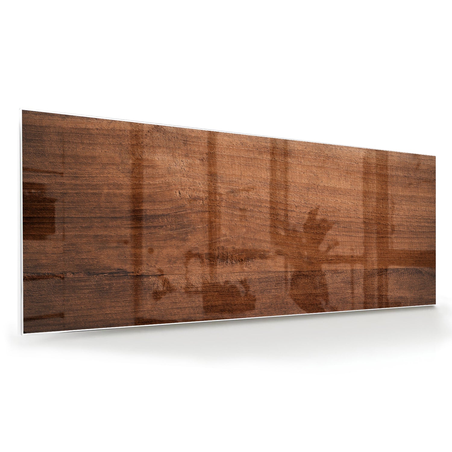 Glazen schilderij in warme houttint hangt boven een moderne kast in een woonkamer.