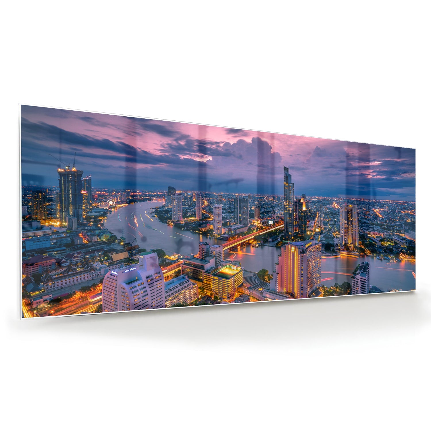 Glazen schilderij van een stad met avondlicht, perfect voor in huis.