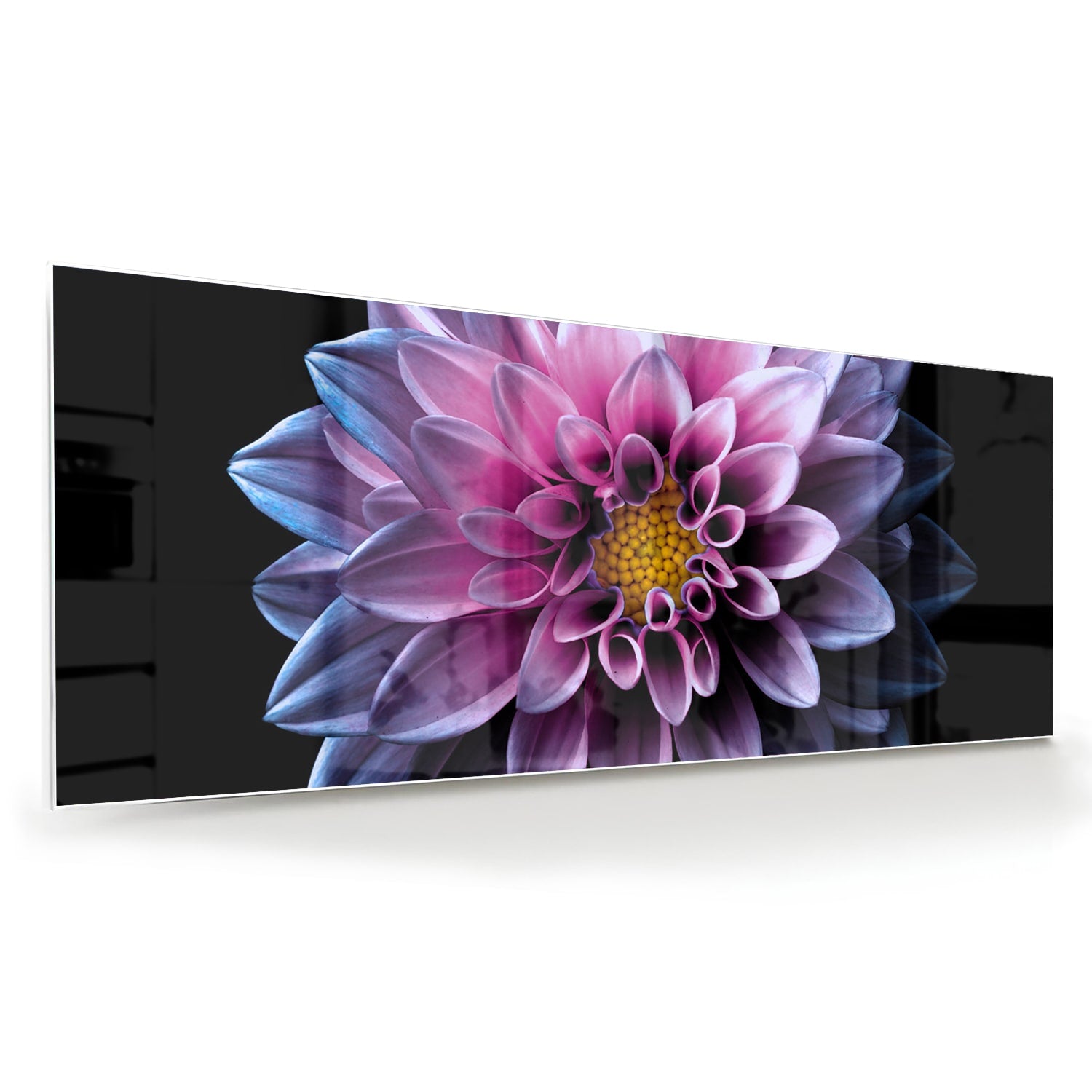 Glazen schilderij van een roze bloem aan de muur in een stijlvolle woonkamer.