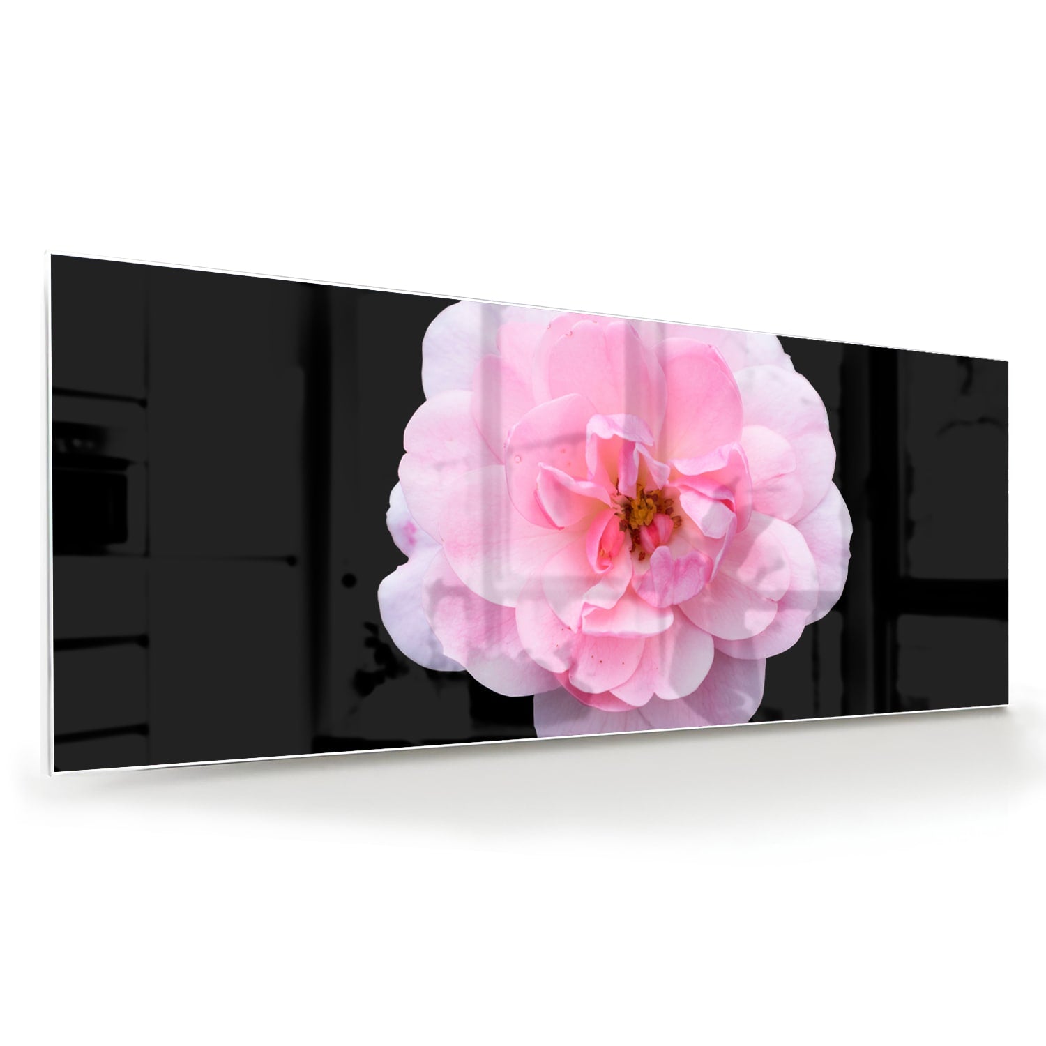 Glazen schilderij van een roze bloem op zwart glas, geschikt voor moderne interieurs.
