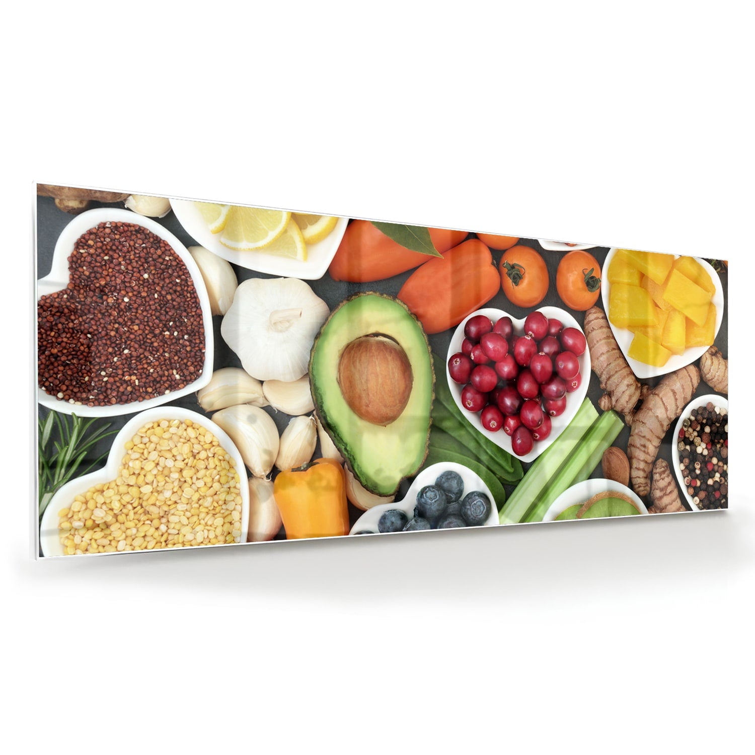 Glazen schilderij met een kleurrijke schikking van fruit en noten.